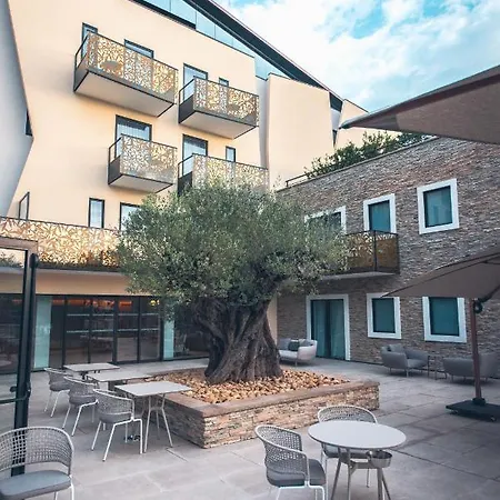 מלון Ilot Du Golf Bw Premier Collection מאנדליה-לה-נאפול