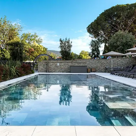 מלון Ilot Du Golf Bw Premier Collection מאנדליה-לה-נאפול